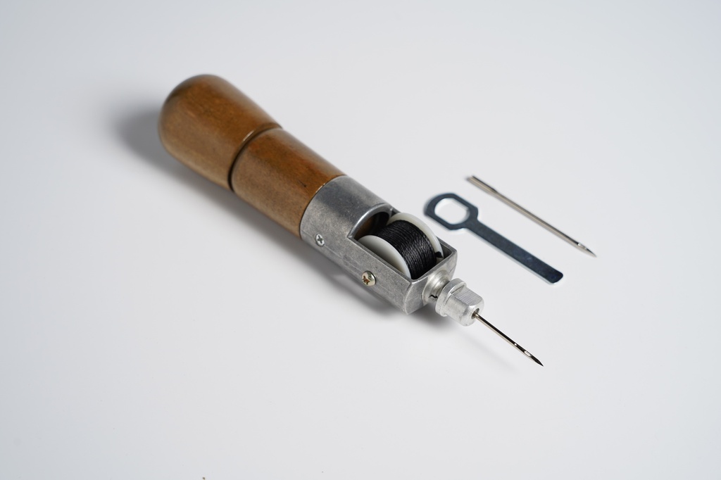 [4891808003166] Handmade leather stitcher